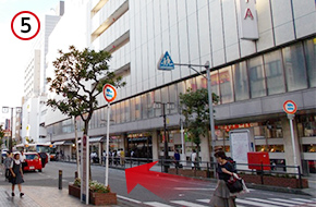 高島屋フラワー通りの横断歩道は渡らずに、左側を道なりに進みます。