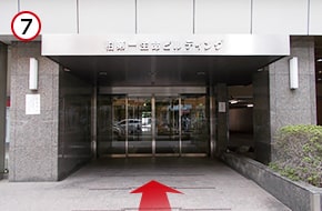 「三菱UFJ信託銀行」の隣が、柏第一生命ビルディングの入口となりますので、この中に入り4階へとお越しください。　